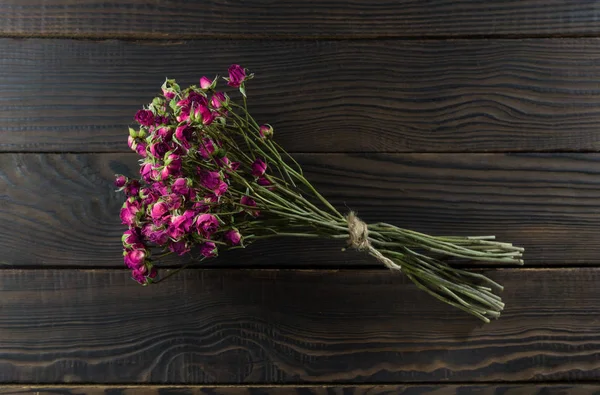 Μπουκέτο Λουλούδια Ξηρή Κορδέλα Στην Σκούρα Ξύλινη Επιφάνεια — Φωτογραφία Αρχείου