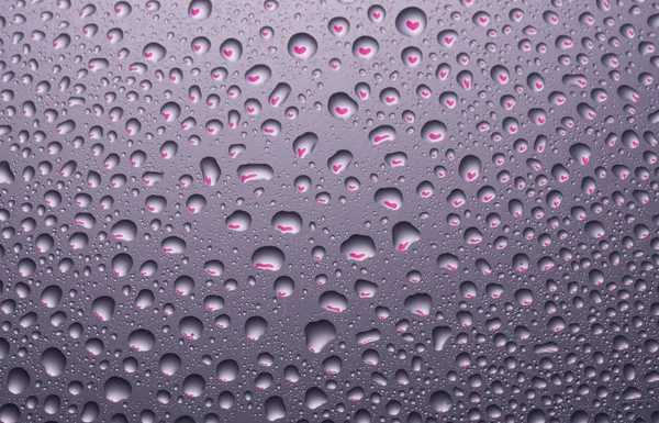 Gotas Agua Con Reflejo Forma Corazón Superficie Luminosa Contexto — Foto de Stock