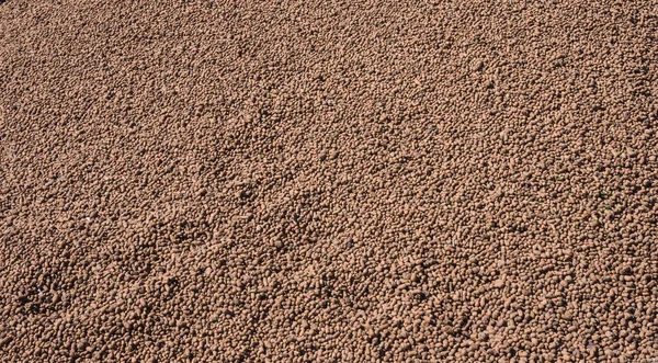 Genişletilmiş kil toplamak. Yapımında ısı yalıtımı ve ses yalıtımı için kullanılan