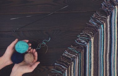 İplik topları ile el yapımı örme kumaş ve kadının el parça