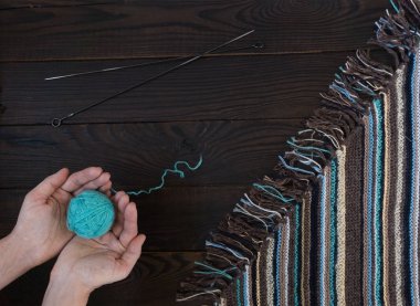 El yapımı örme kumaş ve kadının elleri parçası ile iplik yumağı