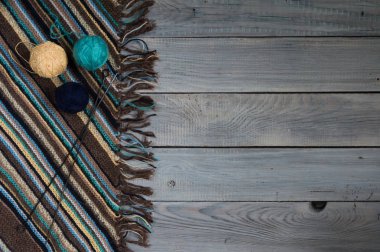 El yapımı örme kumaş, örgü iğne ve iplik boyalı beyaz tahtalar üzerinde topları parçası