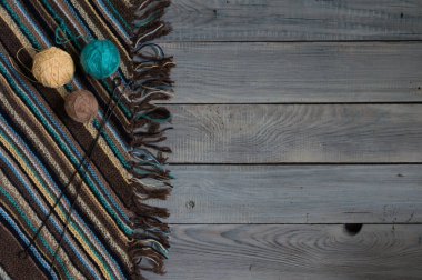El yapımı örme kumaş, örgü iğne ve iplik boyalı beyaz tahtalar üzerinde topları parçası