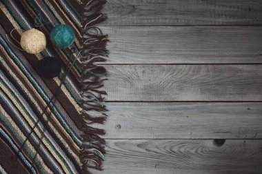 El yapımı örme kumaş, örgü iğne ve iplik boyalı beyaz tahtalar üzerinde topları parçası