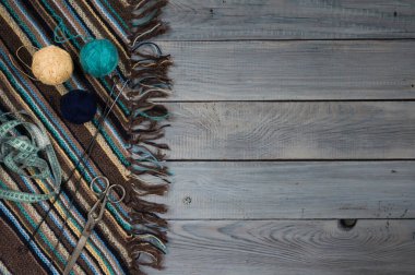El yapımı örme kumaş, örgü iğne ve iplik boyalı beyaz tahtalar üzerinde topları parçası
