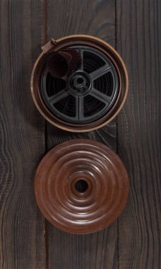 Film geliştirme koyu ahşap yüzeyde donatımı. Retro. Üstten görünüm
