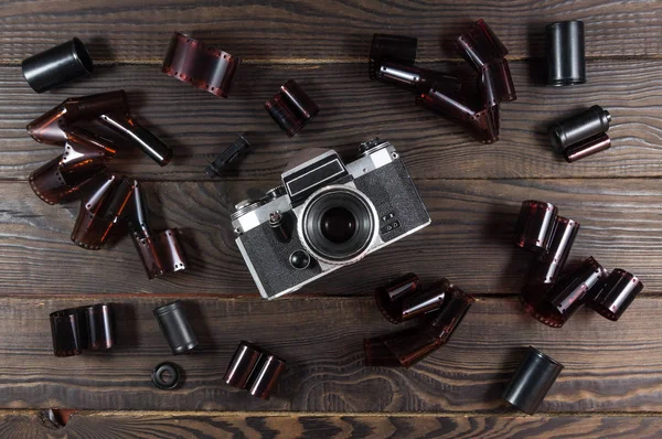 Vieja Cámara Las Películas Están Superficie Madera Oscura Retro Vista — Foto de Stock