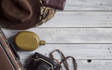 Adamın şapka ve retro aksesuarlar, bir beyaz boyalı ahşap yüzey üzerinde seyahat