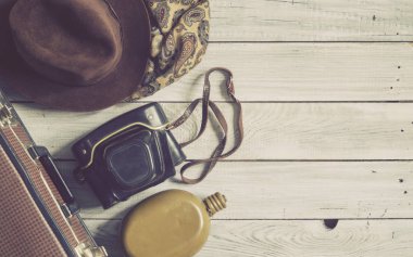 Adamın şapka ve retro aksesuarlar, bir beyaz boyalı ahşap yüzey üzerinde seyahat