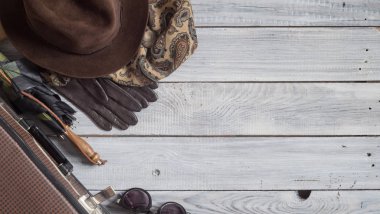 Adamın şapka ve retro aksesuarlar, bir beyaz boyalı ahşap yüzey üzerinde seyahat