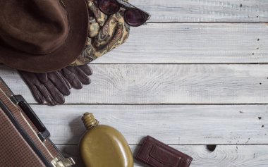 Adamın şapka ve retro aksesuarlar, bir beyaz boyalı ahşap yüzey üzerinde seyahat