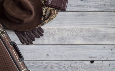 Adamın şapka ve retro aksesuarlar, bir beyaz boyalı ahşap yüzey üzerinde seyahat
