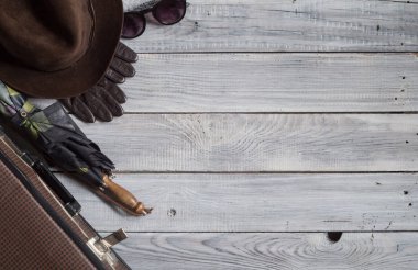 Adamın şapka ve retro aksesuarlar, bir beyaz boyalı ahşap yüzey üzerinde seyahat