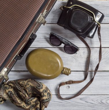 Adamın şapka ve retro aksesuarlar, bir beyaz boyalı ahşap yüzey üzerinde seyahat