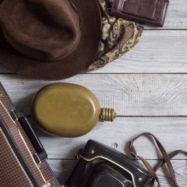 Adamın şapka ve retro aksesuarlar, bir beyaz boyalı ahşap yüzey üzerinde seyahat