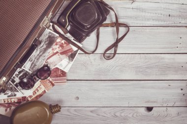 Adamın şapka ve retro aksesuarlar, bir beyaz boyalı ahşap yüzey üzerinde seyahat