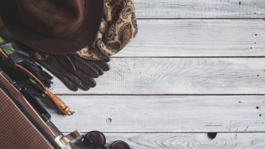 Adamın şapka ve retro aksesuarlar, bir beyaz boyalı ahşap yüzey üzerinde seyahat
