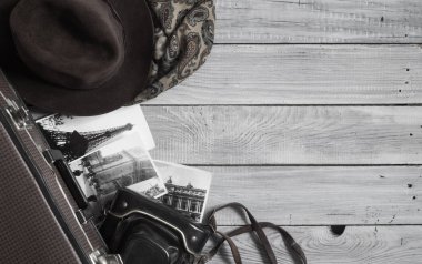Adamın şapka ve retro aksesuarlar, bir beyaz boyalı ahşap yüzey üzerinde seyahat