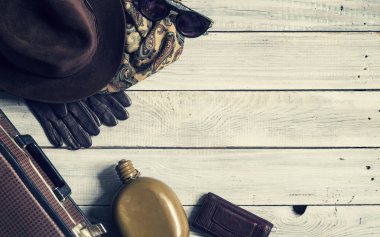 Adamın şapka ve retro aksesuarlar, bir beyaz boyalı ahşap yüzey üzerinde seyahat