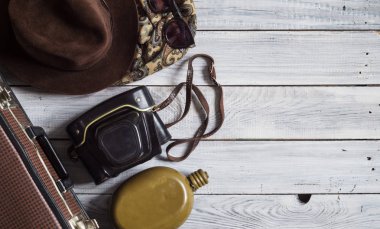 Adamın şapka ve retro aksesuarlar, bir beyaz boyalı ahşap yüzey üzerinde seyahat