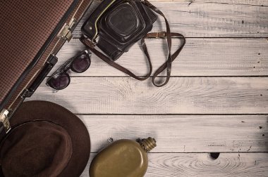 Adamın şapka ve retro aksesuarlar, bir beyaz boyalı ahşap yüzey üzerinde seyahat