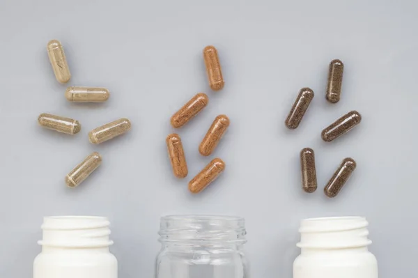 Derrame Una Cápsula Medicinal Tres Frascos Plástico Sobre Una Superficie — Foto de Stock