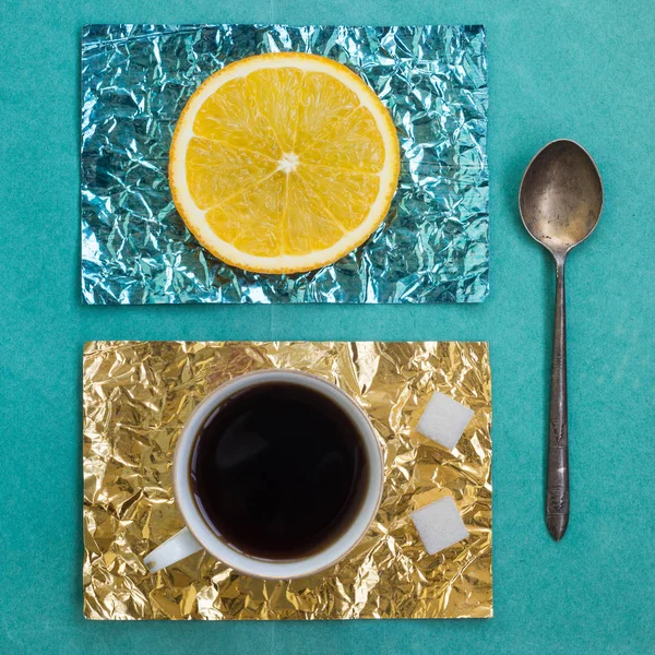 Orangenscheibe Und Eine Tasse Kaffee Auf Ständern Aus Gelber Und — Stockfoto