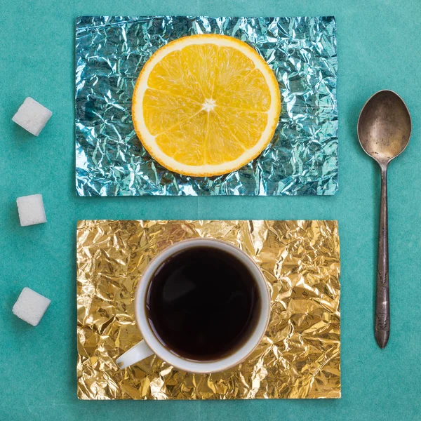 Orangenscheibe Und Eine Tasse Kaffee Auf Ständern Aus Gelber Und — Stockfoto