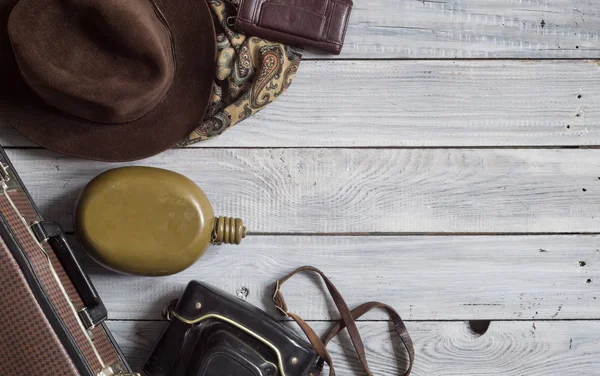 Cappello Uomo Accessori Retrò Viaggio Una Superficie Legno Verniciato Bianco — Foto Stock