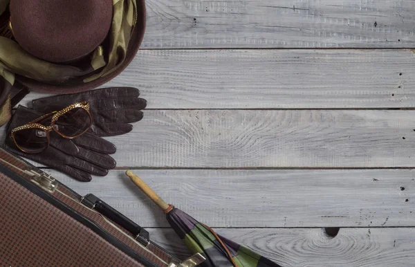 Cappello Donna Accessori Retrò Viaggiare Una Superficie Legno Verniciato Bianco — Foto Stock