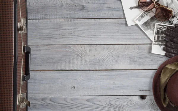 Cappello Donna Accessori Retrò Viaggiare Una Superficie Legno Verniciato Bianco — Foto Stock