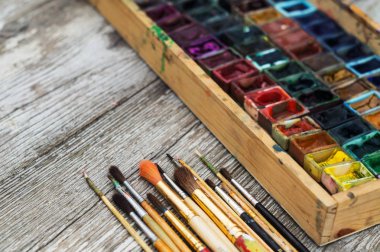 Suluboya ve fırçalar ahşap yüzeyde kutusu
