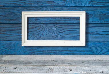 Mavi panoları arka plan üzerinde beyaz bir çerçeve