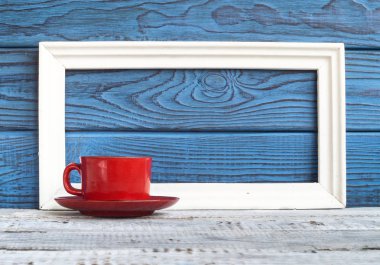 Mavi kurulların arka plan üzerinde beyaz nedenle kırmızı kahve fincanı