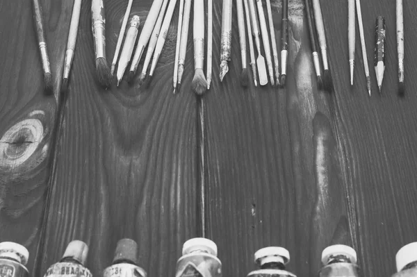 Fırçalar Boya Koyu Ahşap Yüzeye Yayılmış — Stok fotoğraf