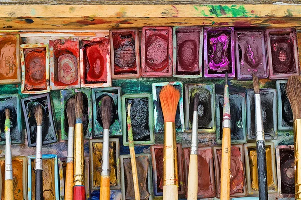 Caixa Com Aquarelas Escovas Superfície Madeira — Fotografia de Stock