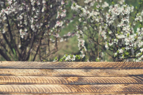 Holztisch Aus Brettern Vor Dem Hintergrund Eines Blühenden Strauches — Stockfoto