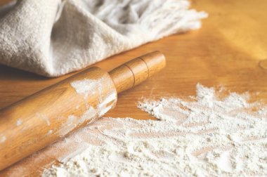 Oklava, havlu ve un masada