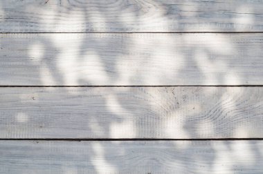 Beyaz plakalar bir yüzeyle ışık ışınları