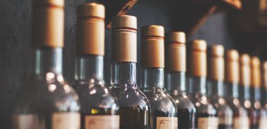 Birkaç şişe içki bir raf ile