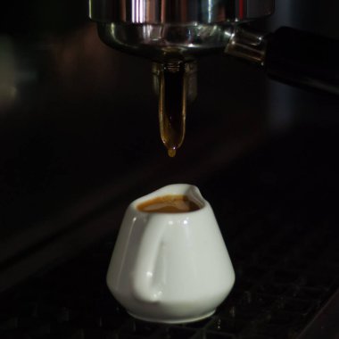 Bir küçük kahve tencerede bir kahve makinesi kahve hazırlanması