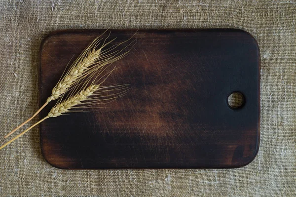 Пшеничні Вуха Кухонній Дошці Міцному Тлі Вид Зверху — стокове фото