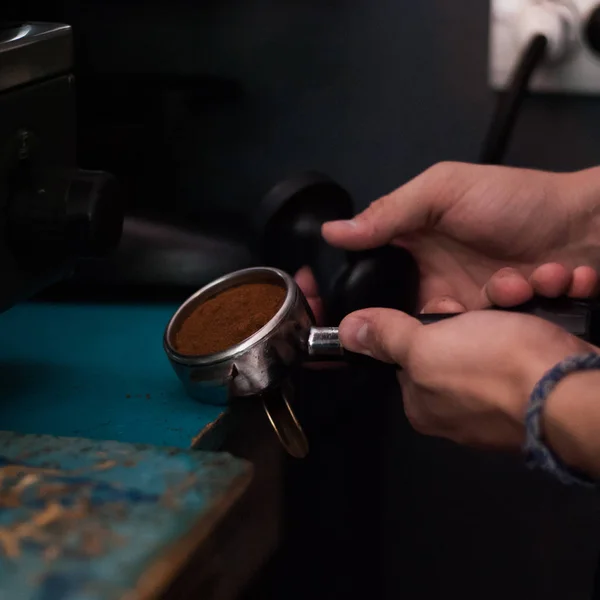 Hombre Está Haciendo Café Máquina Café —  Fotos de Stock