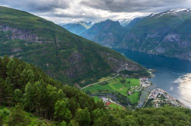 Stegastein görüntüleme platformu Aurlandsvangen manzara. Aurlandsvangen olduğunu Sogn og Aurland Belediyesi İdari merkezi Fjordane İlçesi, Norveç.