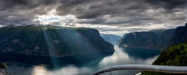 Stegastein görüntüleme platformu ile Aurlandsfjord fiyort görünümünü. Sogn og bir fiyort olan Fjordane İlçesi, Norveç, ana Sognefjorden bir dalı. Uzunluk 29 km