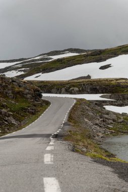 Aurlandstjellet Ulusal Turizm rota boyunca dağ manzarası. Flotane. Bjorgavegen