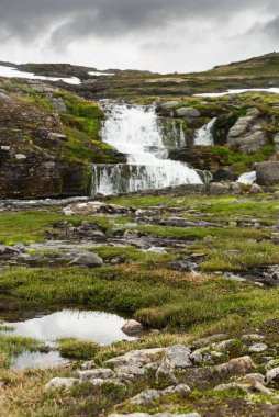 Şelale Aurlandstjellet Ulusal Turizm rota boyunca dağlarda. Flotane. Batı Norveç