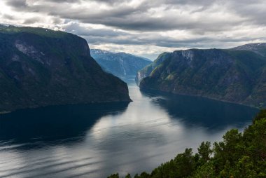 Stegastein görüntüleme platformu ile Aurlandsfjord fiyort görünümünü. Sogn og bir fiyort olan Fjordane İlçesi, Norveç, ana Sognefjorden bir dalı. Uzunluk 29 km