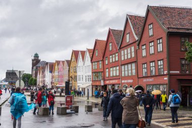 Bergen - Jule 27: İnsanlar Jule 27, Bergen, Norveç'te 2017 Bryggen sokakta. Hansa ticari binalar Vagen limanının doğu tarafı astar dizi. UNESCO Dünya Miras Listesi.