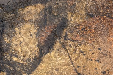 Küçük dalgalar ile temiz su ışık kırılma